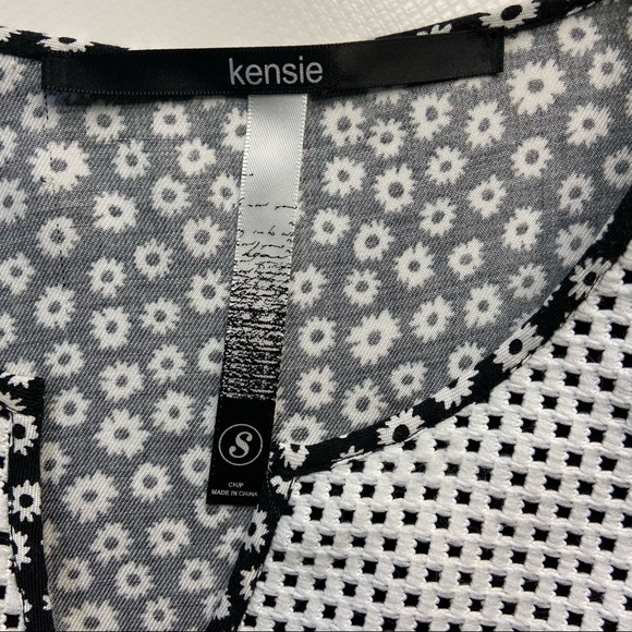 Kensie women black and white daisy print tunic long sleeves top. Size S. Used - Picture 8 of 10
